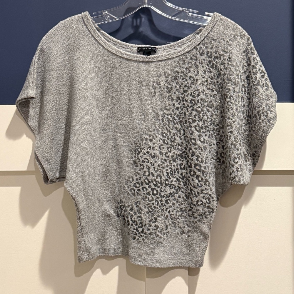 FANG Light Gray Leopard-Print Short Sleeve Knit Top w subtle rhinestones Size XS